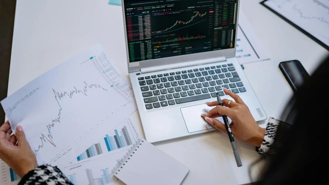High-Yield Savings Accounts vs Index Funds: Where to Put Your Cash